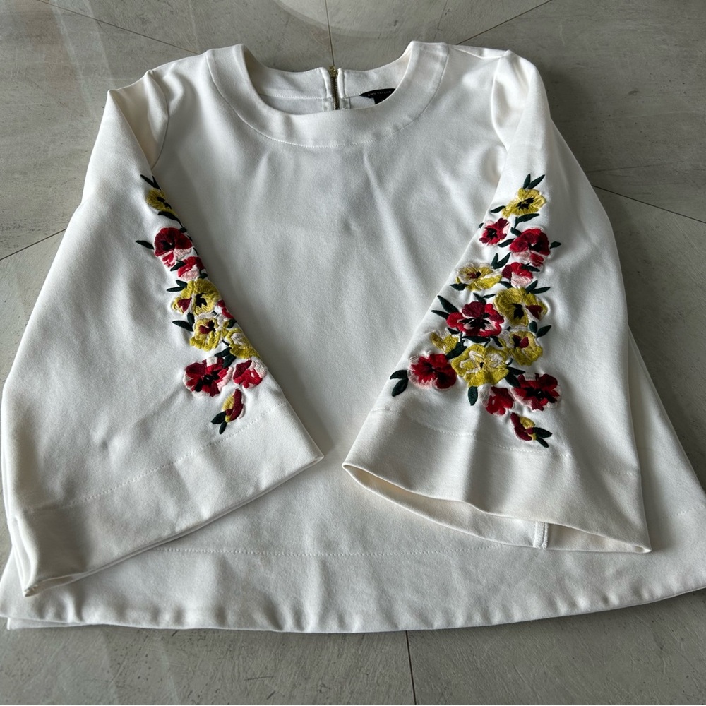 ANN TAYLOR SZ. XS CREAM COLORED TOP WITH EMBROIDERED BELL SLEEVES
